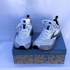 Women’s Brooks 8.5 Levitate 4 athletic shoes